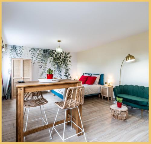 un salon avec une table, des chaises et un canapé dans l'établissement Chez Carole I Studio I Annemasse, à Annemasse