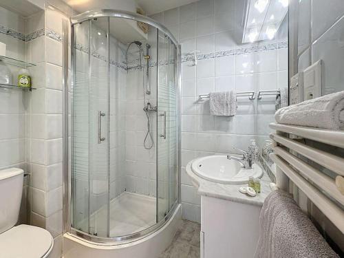 une salle de bain avec une douche, des toilettes et un lavabo dans l'établissement 50m2 Parking, Terrasse vue Mer, à Cannes