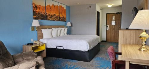 Ένα ή περισσότερα κρεβάτια σε δωμάτιο στο Days Inn by Wyndham Ozark Springfield