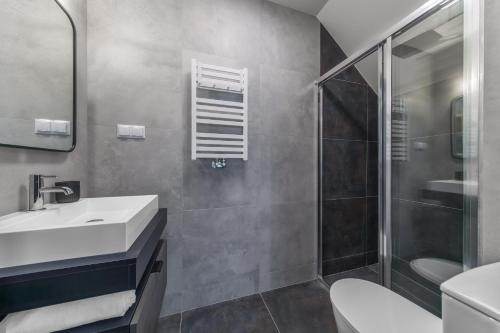 a bathroom with a sink and a shower at Sosnowy Szum Sauna 3 Wanny Spa in Jastrzębia Góra