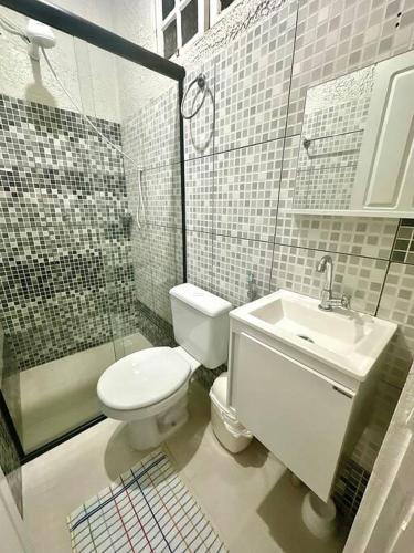 a bathroom with a toilet and a sink at Apto completo a alguns metros do Shopping Macapá in Macapá