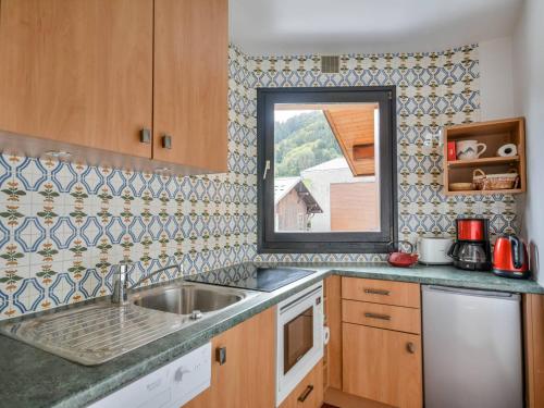 une cuisine avec un évier et une fenêtre dans l'établissement Appartement Centre Morzine - 4 Pers., Proche Pistes, Parking, Balcon - FR-1-684-56, à Morzine