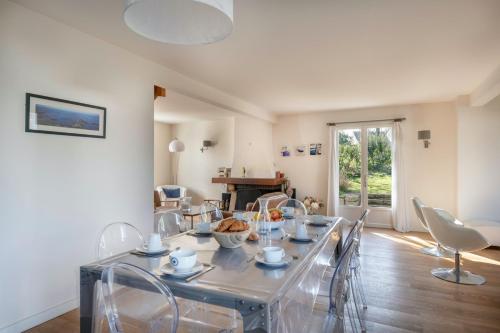 une salle à manger avec une table et des chaises et une fenêtre dans l'établissement Charmante maison pour 11 personnes à Sarzeau, à Sarzeau