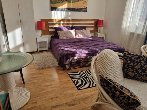 クルジュ・ナポカにあるApartament Luna Gruiaのベッドとテーブルと椅子のある寝室