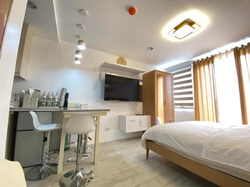 TV a/nebo společenská místnost v ubytování Cityscape Grand Tower Cebu