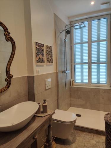une salle de bain avec un lavabo, des toilettes et une douche dans l'établissement Elégante maison près de la mer 1 ou 2 chambres, à Fécamp