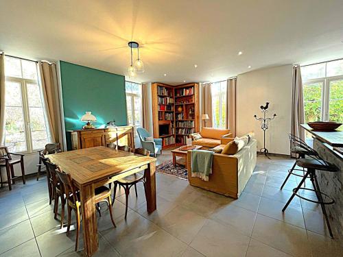 un salon avec une table et un canapé dans l'établissement Appartement 4 étoiles au cœur de Chamonix, 3 chambres, proche musée Alpin, parking, WiFi inclus - FR-1-343-186, à Chamonix-Mont-Blanc