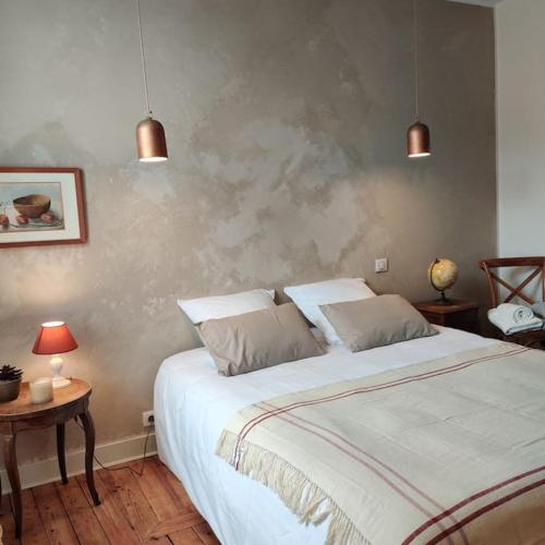 une chambre avec un grand lit et deux lampes dans l'établissement Elégante maison près de la mer 1 ou 2 chambres, à Fécamp