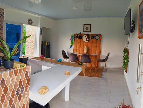 a living room with a table and a dining room at Apartamento sereno, cerca al mar in El Porvenir