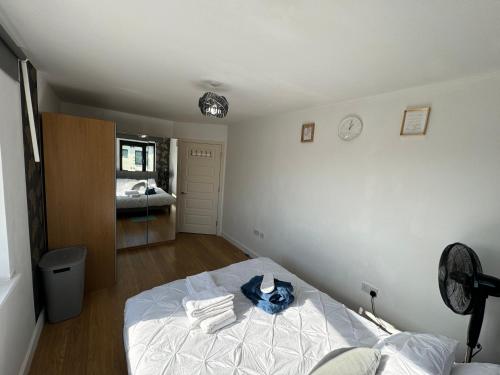 Postel nebo postele na pokoji v ubytování WindyS Grays Smart Home, you will love it