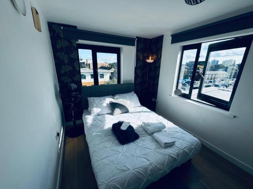 Postel nebo postele na pokoji v ubytování WindyS Grays Smart Home, you will love it