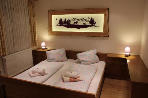 ein Schlafzimmer mit 2 Betten mit Kissen darauf in der Unterkunft Ferienwohnung Lasshofer in Sankt Michael im Lungau
