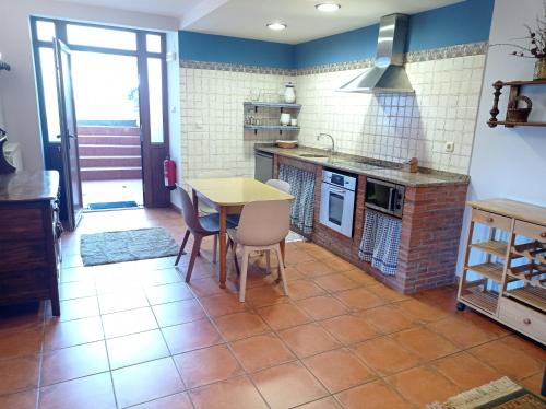 a kitchen with a table and chairs in a room at Lokate 2 Habitaciones in Aia