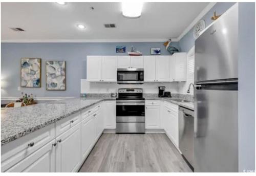 Cuisine ou kitchenette dans l'établissement Salty Air Retreat by the beach