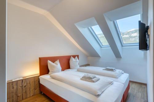 Postel nebo postele na pokoji v ubytování COOEE alpin Hotel Dachstein