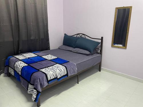Ένα ή περισσότερα κρεβάτια σε δωμάτιο στο Annur Homestay