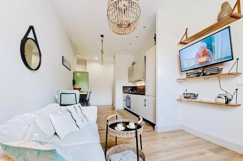Charming 2-Bedroom Retreat Near City Center with Excellent Transport Links