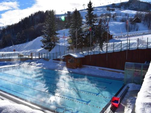 - une piscine avec de la neige au sol dans l'établissement Appartement lumineux · Pied des pistes · Double balcon · WIFI gratuit · Piscine incluse - FR-1-267-253, à Villarembert