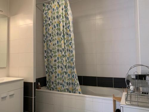 Kúpeľňa v ubytovaní Appartement cosy avec jardin près de la Lagune de Thau à Bouzigues, idéal pour des vacances paisibles - FR-1-604-34
