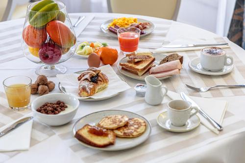 Comida en o cerca de este hotel