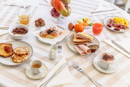 Comida en o cerca de este hotel