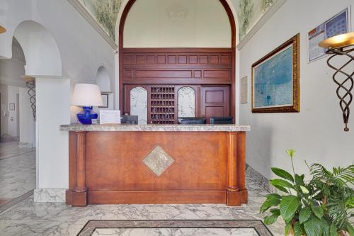 a lobby with a bar in a house at Hotel De La Ville in Civitavecchia