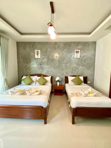 a bedroom with two beds in a room at Lanta Just Come Bungalow in Ko Lanta