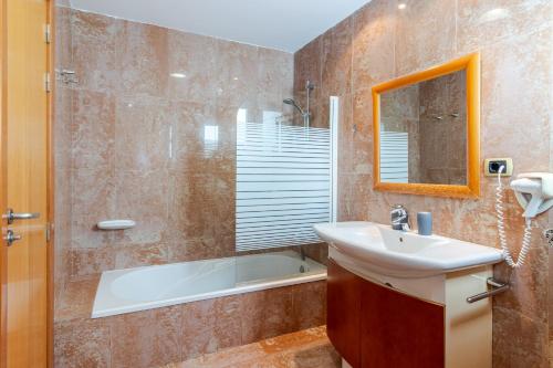 Et badeværelse på ESPECTACULAR ATICO CON TERRAZA A 50 MT PLAYA CANTERAS