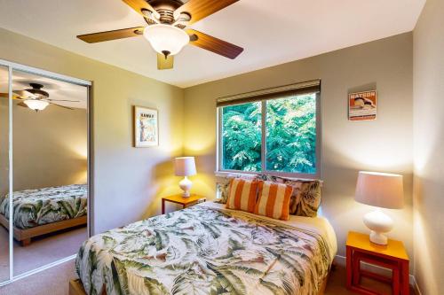 un dormitorio con una cama y una ventana en Mauna Lani Villa A-22, en Waikoloa