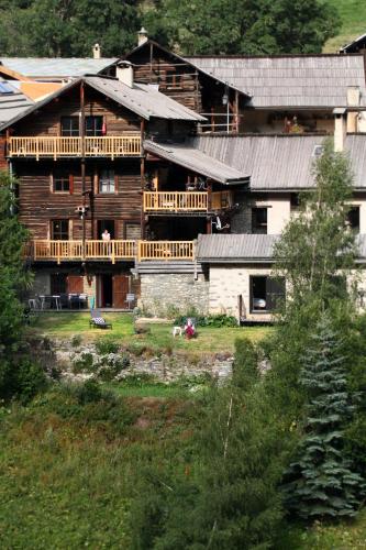 Cette grande maison en bois dispose d'une véranda et d'une terrasse. dans l'établissement Maison Emme, à Molines-en-Queyras