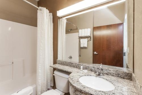 Kamar mandi di Microtel Inn & Suites by Wyndham Michigan City