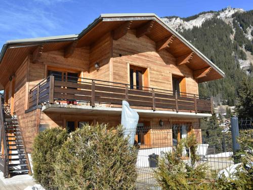 une grande maison en bois avec un balcon dans l'établissement Appartement en Chalet - Terrasse, Proche Pistes, Centre et Téléphérique, Animaux Admis - FR-1-464-215, à Pralognan-la-Vanoise
