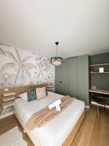 une chambre avec un grand lit blanc et un bureau dans l'établissement Le Petit Mail, Centre de Rennes, à Rennes