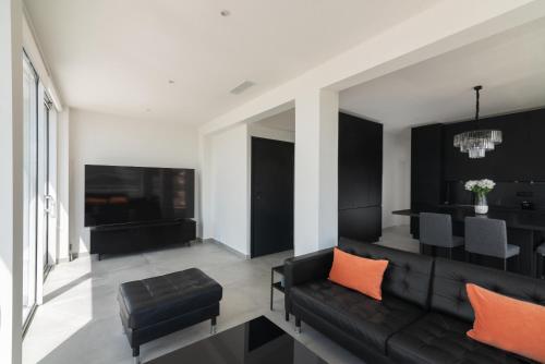 Spectacular Sea Views, 2Bd Beachfront