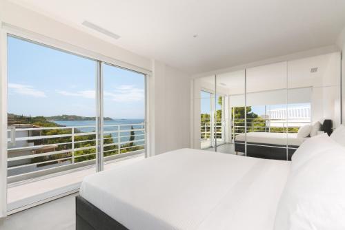 Spectacular Sea Views, 2Bd Beachfront