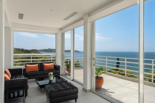 Spectacular Sea Views, 2Bd Beachfront