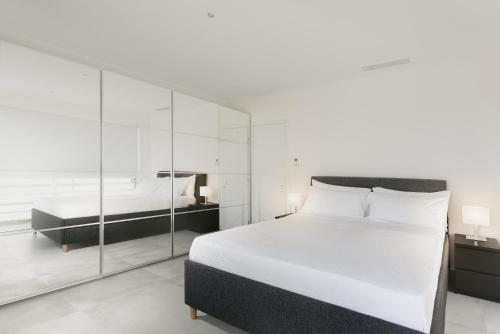Spectacular Sea Views, 2Bd Beachfront