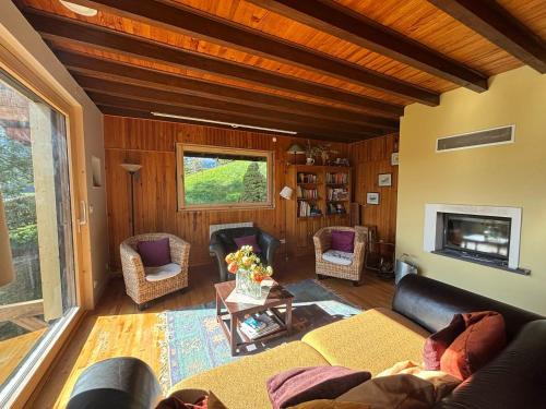 un salon avec un canapé et une cheminée dans l'établissement Chalet alpin de 150m² pour 12 personnes avec billard et garage à Méaudre - FR-1-737-22, à Méaudre