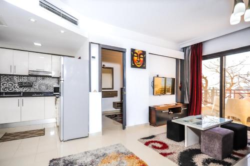 Η κουζίνα ή μικρή κουζίνα στο Sky View Honeymoon