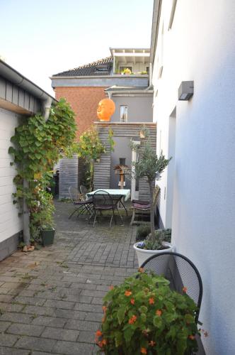 an outdoor patio with a table and chairs and plants at 1-Zimmer-Appartment in Troisdorf Sieglar in Oberlar
