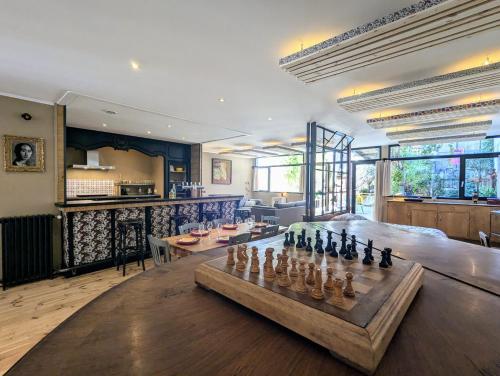 un salon avec un échiquier sur une table dans l'établissement Kafé K - Le Puy-en-Velay, au Puy-en-Velay