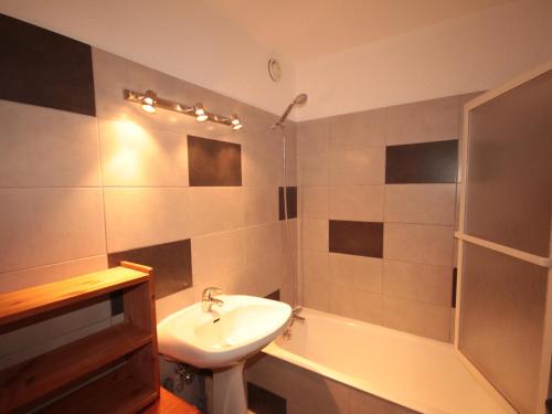 une salle de bain avec un lavabo, des toilettes et une douche dans l'établissement Les Saisies - Charmant 2 pièces cabine avec cheminée - 6 pers, plein sud, proche pistes - FR-1-293-20, à Hauteluce