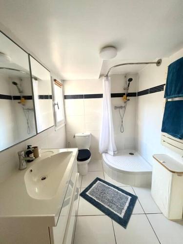 une salle de bain blanche avec un lavabo et des toilettes dans l'établissement Appartement cosy avec terrasse, à Ventabren