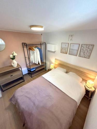 une chambre avec un grand lit dans une pièce dans l'établissement Appartement cosy avec terrasse, à Ventabren