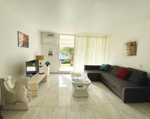 Studio face mer, piscine et plage par escalier