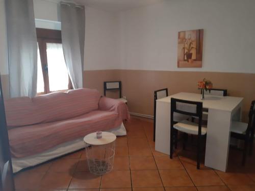 ein Wohnzimmer mit Couch und Tisch in der Unterkunft Mallona in Pedro Rodríguez
