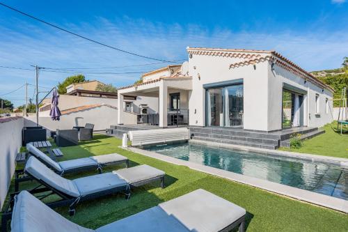une villa avec piscine et une maison dans l'établissement Villa moderne avec piscine privée et espace extérieur à Le Rove, à Le Rove