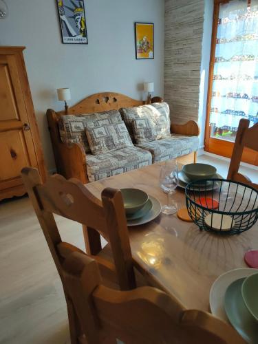 un salon avec une table et un canapé dans l'établissement Ambiance chalet et belle terrasse, à Thollon-les-Mémises