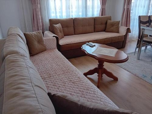 una sala de estar con un sofá y una mesa en Apartment Charm, en Ohrid