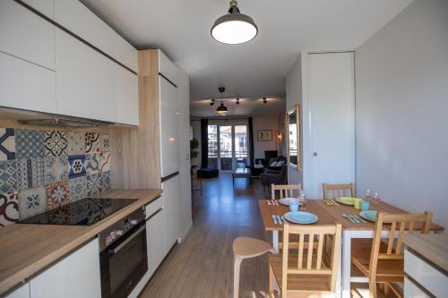 une cuisine et une salle à manger avec une table et une salle à manger dans l'établissement Le Cygne - vue montagne - proche du centre ville, à Annecy